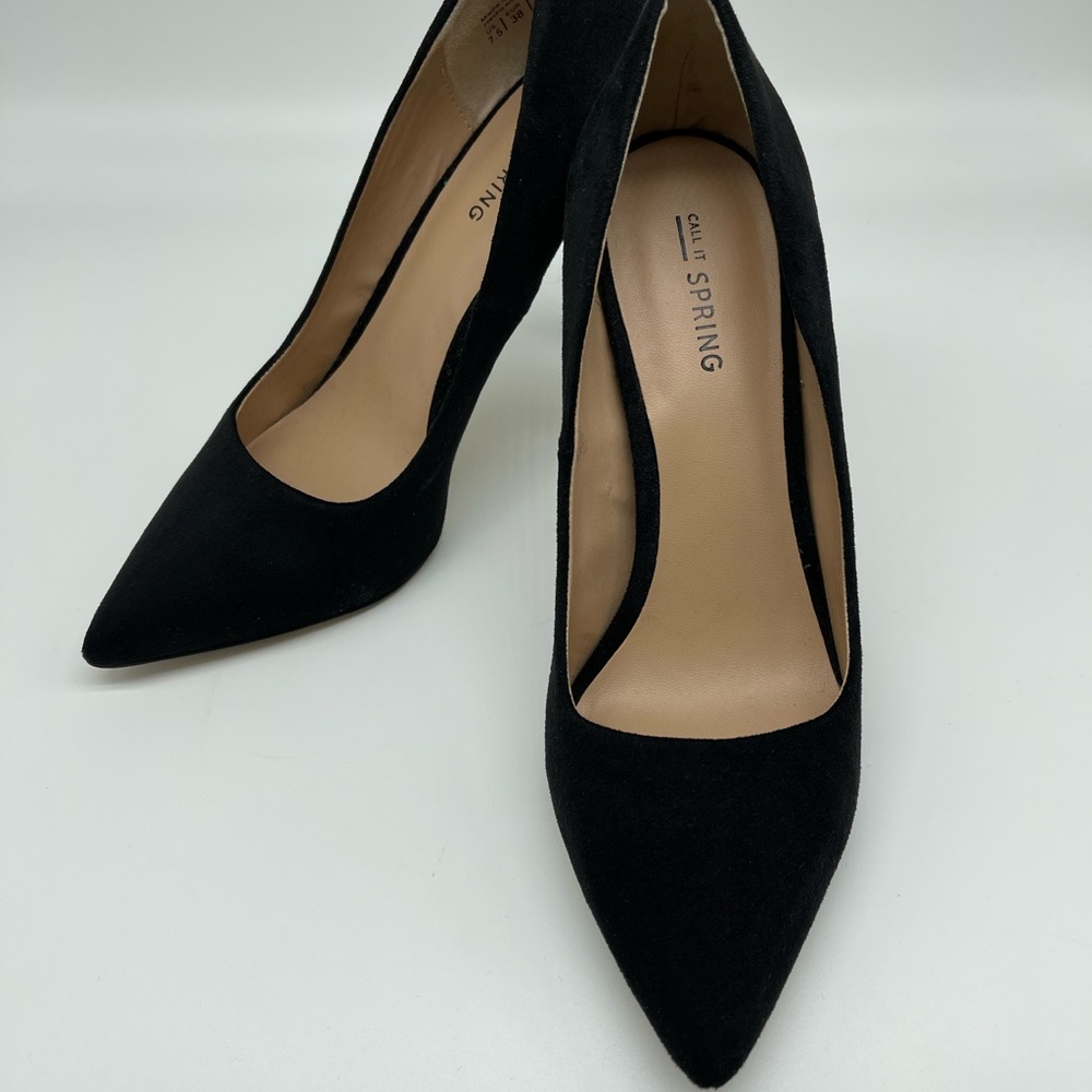 Black Pumps size 7.5  (Call it Spring) /suede look man made fabric